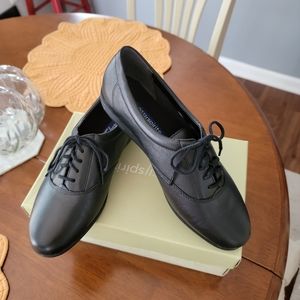 NIB  EASY SPIRIT  BLACK LEATHER SHOES  size 9B